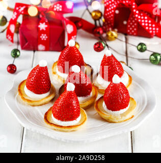 Santa Claus frittelle con panna montata e fragole, Gastronomia natalizia idea Foto Stock