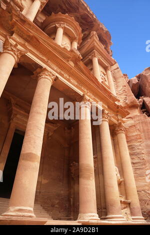 Al Khazneh (il Tesoro), Petra, Wadi Musa, Governatorato Ma'an, Giordania, Medio Oriente Foto Stock