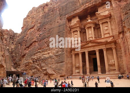 Al Khazneh (il Tesoro), Petra, Wadi Musa, Governatorato Ma'an, Giordania, Medio Oriente Foto Stock