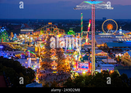 Vista circa l'Oktoberfest in serata, Wiesn, Monaco di Baviera, Baviera, Baviera, Germania Foto Stock