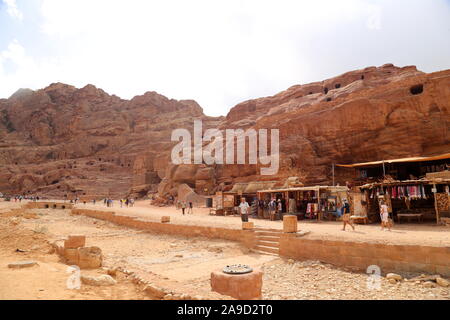 Negozi di souvenir, con il Teatro Nabataean e l'Alto luogo del sacrificio Beyond, Petra, Wadi Musa, il Governatorato di Ma'an, Giordania, Medio Oriente Foto Stock
