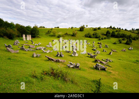 Campo di figure nella valle di Hesse, memoriale di Alois Wünsche-Mitterecker, vicino Eichstatt, Altmuehl valley, Alta Baviera, bavaresi, Germania Foto Stock