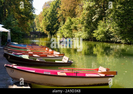 Gita in barca sul fossato, Jakobervorstadt, Augsburg, Svevia, Baviera, Germania Foto Stock