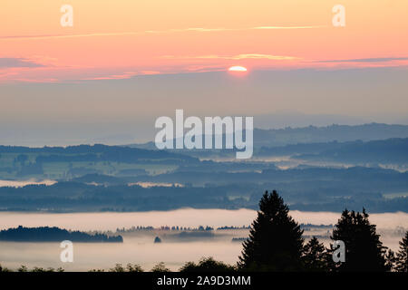 Sunrise, nebbia al di sopra della Valle del Lech, vista dall'Auerberg vicino a Bernbeuren, Pfaffenwinkel, Alta Baviera, bavaresi, Germania Foto Stock