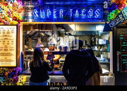 15 novembre 2019 - apertura del Market Hall West End, Londra, Regno Unito, persone che ordinano cibo allo stand Super Tacos