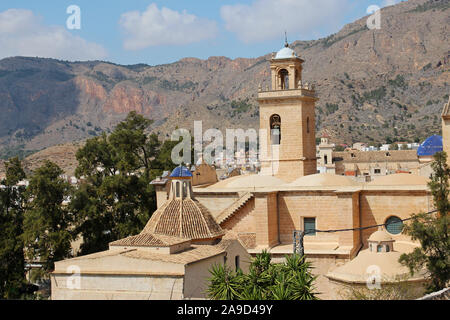 Una vista attraverso il tetto del XV secolo la chiesa di Santiago Apóstol, in Orihuela, Provincia di Alicante, in Spagna, per le montagne al di là. Foto Stock