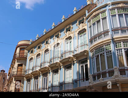 La facciata dell'edificio del colon nella città di Orihuela, provincia di Alicante, Spagna. Il suo nome corretto è la Casa Villaescusa (Severino Ballester, 1920). Foto Stock
