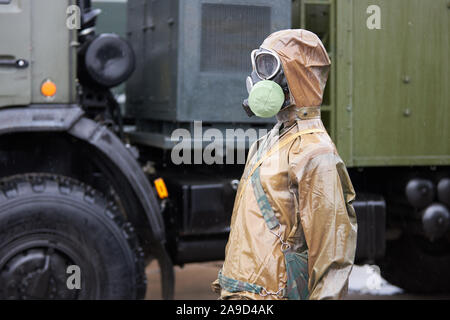 Manichino vestito di protezione chimica tuta e maschera a gas. Foto Stock