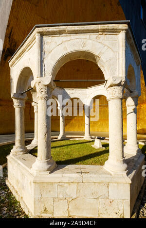 Kapllan-Pascha-Türbe, sotto la torre TID, Tirana, Tirana, Albania Foto Stock