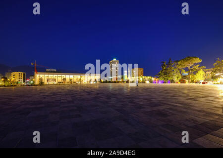 Spazio Skanderbeg con palazzo culturale, Ethem Bey moschea, la torre dell orologio e la torre TID, Tirana, Albania Foto Stock