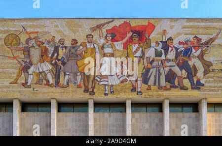 Mosaico Shqiptarët nello storico museo nazionale, Muzeu Historik Kombëtar, Piazza Skanderbeg, Tirana, Albania Foto Stock