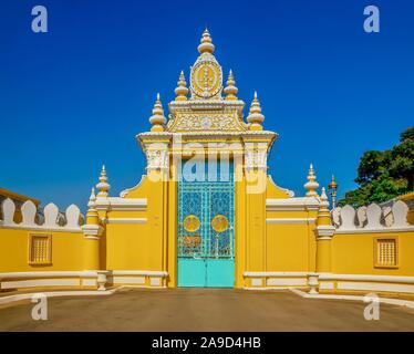 Vista ravvicinata della vittoria porta del Palazzo Reale e Pagoda d'argento composto, utilizzato solo dalla famiglia reale e dignitari. Foto Stock