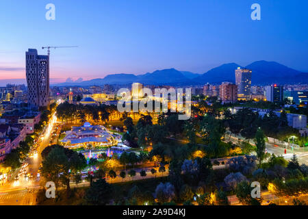 Rinia park e il centro della città, vista la Sky Tower, Tirana, Albania Foto Stock