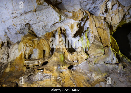 Grotte di calcare, pit di Pellumbas, Pëllumbas, Qark Tirana, Albania Foto Stock