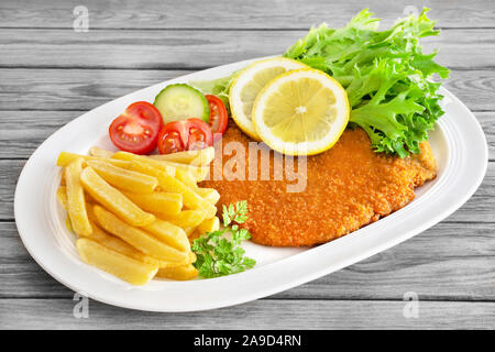 Cotoletta e patatine fritte Foto Stock