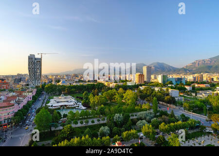 Rinia park e il centro della città, vista la Sky Tower, Tirana, Albania Foto Stock