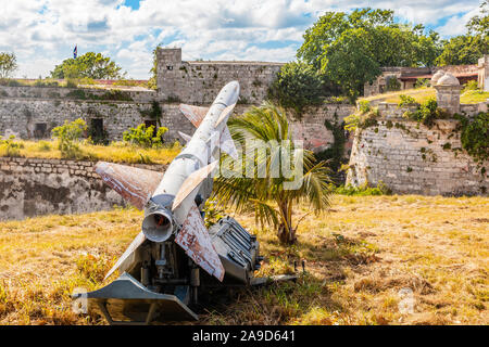 Rusty missile sovietica dal 1962 Carribean crisi in piedi la Cabana fortezza, Havana, Cuba Foto Stock