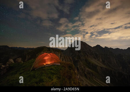 Camping in montagna sotto il cielo stellato, Alpi dello Stubai, Tirolo, Austria Foto Stock