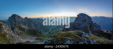 Alba sul Hoher Burgstall montagna, Alpi dello Stubai, Tirolo, Austria Foto Stock