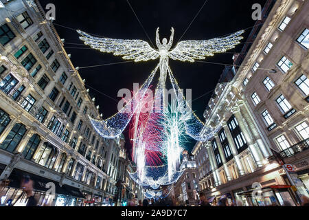 Regent Street, le luci di Natale sono stati accesi con fuochi d'artificio del XIV Novembre. La folla ha imballato le strade, con 2019 segnando il duecentesimo anniversario della creazione di Regent Street, questo anno sarà una celebrazione di questo momento chiave nella zona londinese di storia. Il tema delle luci è lo spirito del Natale e sono ispirati dalle luci nel 1954 su Regent Street. Foto Stock