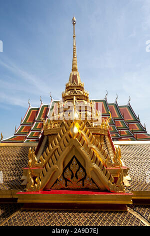 Guglie dorate sul tetto di Wat Ratchanaddaram Tempio di Bangkok, Tailandia Foto Stock