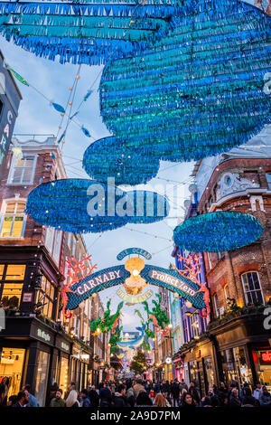 Londra, Regno Unito. Xiv Nov, 2019. Le luci di Natale sono in Carnaby Street, Londra. Con un proteggere gli oceani del tema. Credito: Guy Bell/Alamy Live News Foto Stock