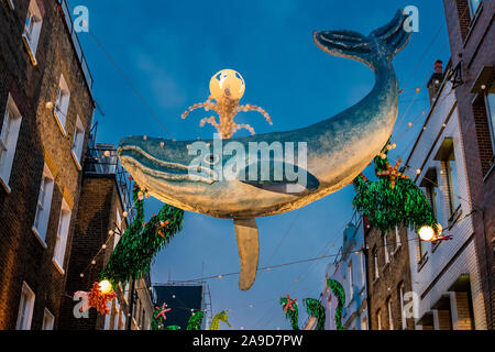 Londra, Regno Unito. Xiv Nov, 2019. Le luci di Natale sono in Carnaby Street, Londra. Con un proteggere gli oceani del tema. Credito: Guy Bell/Alamy Live News Foto Stock