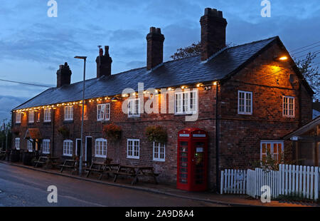 L'Hatton Arms al crepuscolo, Hatton Ln, Hatton, Warrington, Cheshire, North West England, Regno Unito, WA4 4DB Foto Stock