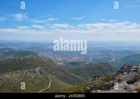 La vista dal picco di Las Villuercas, regione Estremadura, il punto più alto della regione, vicino alla città di Guadalupe Foto Stock