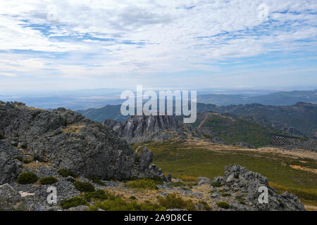 La vista dal picco di Las Villuercas, regione Estremadura, il punto più alto della regione, vicino alla città di Guadalupe Foto Stock