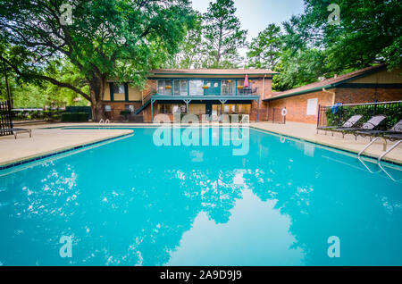 Un built-in piscina è uno dei servizi disponibili per i residenti in autunno boschi appartamento case, 27 novembre 2015, nel Mobile, Alabama. Foto Stock