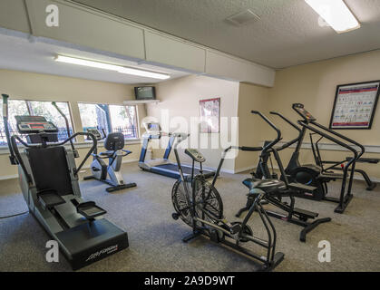 Il centro fitness comprende tapis roulant, biciclette ed altre macchine ginniche a Boschi di autunno Appartamenti su Foreman Road nel Mobile, Alabama. Foto Stock