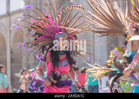 Danza tradizionale gruppo esibirsi di fronte la Basilica di Zapopan Foto Stock