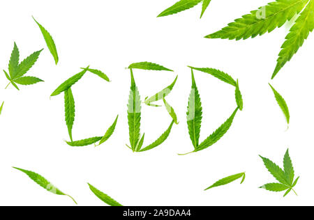 Foglie di cannabis su bianco formando CBD lettere, la marijuana medica nozione Foto Stock