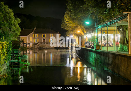 Goudargues Gard, Francia, il Quai de la Fontaine in Goudargues (Venis Gardoise) Foto Stock