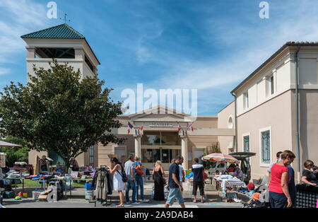 Madame de La Motte-du-Rhone, Vaucluse Provence, Provence-Alpes-Côte d'Azur, in Francia, il mercato delle pulci di fronte al municipio di Madame de La Motte-du-Rhone Foto Stock