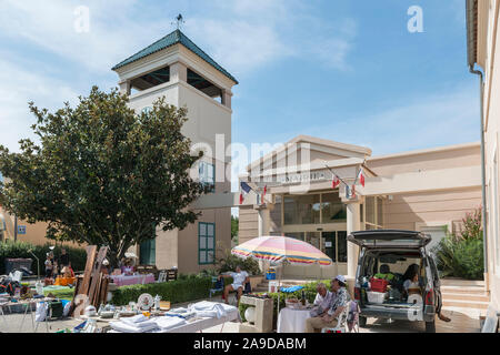 Madame de La Motte-du-Rhone, Vaucluse Provence, Provence-Alpes-Côte d'Azur, in Francia, il mercato delle pulci di fronte al municipio di Madame de La Motte-du-Rhone Foto Stock