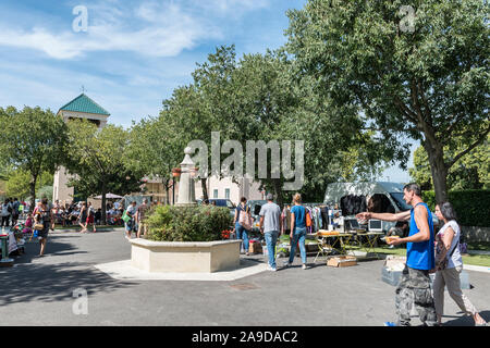 Madame de La Motte-du-Rhone, Vaucluse Provence, Provence-Alpes-Côte d'Azur, in Francia, il mercato delle pulci di fronte al municipio di Madame de La Motte-du-Rhone Foto Stock