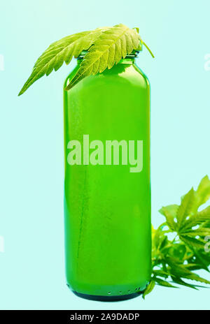 La Cannabis CBD smoothie in vetro verde bottiglia di succo isolato su blu Foto Stock