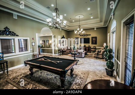 La clubhouse include un tavolo da biliardo a Cypress Cove Appartamento Case in Mobile, Alabama. Il complesso di appartamenti è di proprietà e gestito da Sealy. Foto Stock