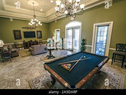 La clubhouse include un tavolo da biliardo a Cypress Cove Appartamento Case in Mobile, Alabama. Il complesso di appartamenti è di proprietà e gestito da Sealy. Foto Stock