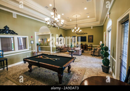 La clubhouse include un tavolo da biliardo a Cypress Cove Appartamento Case in Mobile, Alabama. Il complesso di appartamenti è di proprietà e gestito da Sealy. Foto Stock