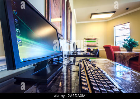 La clubhouse include un business center con computer e un dono-stazione di incarto per i residenti a Cypress Cove Appartamento Case in Mobile, Alabama. Foto Stock