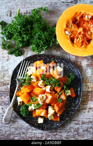 Autunno insalata di zucca con feta e erbe aromatiche. Insalata di cheto. Dieta cheto. Sana insalata vegetariana. Foto Stock