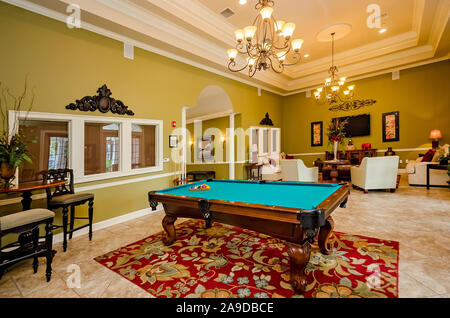 La clubhouse include un tavolo da biliardo a Cypress Cove Appartamento Case in Mobile, Alabama. Il complesso di appartamenti è di proprietà e gestito da Sealy. Foto Stock