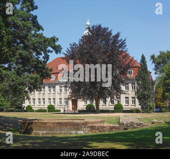 Edificio principale dell'Cloppenburger corte locale nel parco della città, Cloppenburg, Bassa Sassonia, Germania, Europa Foto Stock