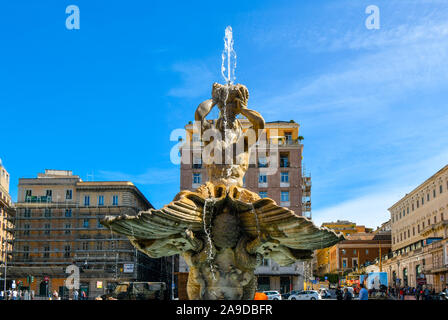 Close up la Fontana del Tritone in piazza Barberini, da Gian Lorenzo Bernini, un capolavoro della scultura barocca nel centro storico di Roma. Foto Stock