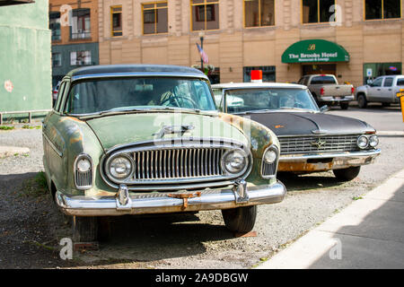 Un 1956 Nash Ambassador si siede in un parcheggio nel centro storico della città di Wallace, Idaho, Stati Uniti d'America Foto Stock