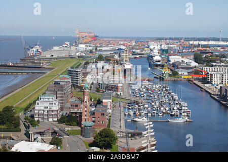 Nuovo porto con Simon Loschen Lighthouse, Bremerhaven, Brema, Germania Foto Stock