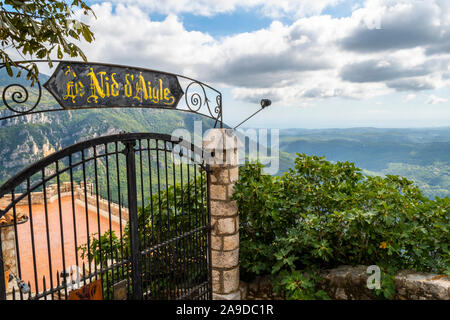 Vista sulle montagne e valli delle Alpi Marittime area della Francia meridionale da un ristorante nel borgo medievale di Gourdon, Francia. Foto Stock